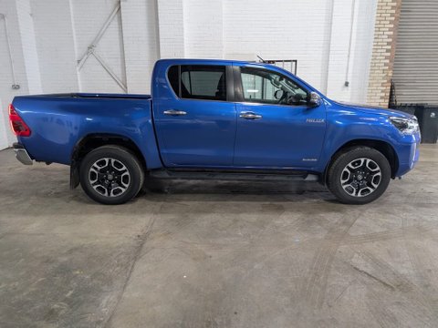 Toyota Hilux INVINCIBLE 4WD D-4D DCB 2