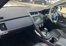 Jaguar E-Pace R-DYNAMIC SE 28