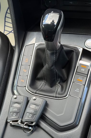 Volkswagen Tiguan R-LINE TSI DSG - ONE OWNER - APPLE CAR PLAY -ADAPTIVE CRUISE 