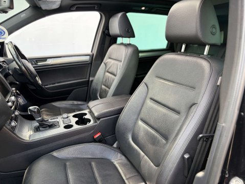 Volkswagen Touareg 3.0 Touareg V6 R-Line TDI BlueMotion Technology Auto 4WD 5dr 45