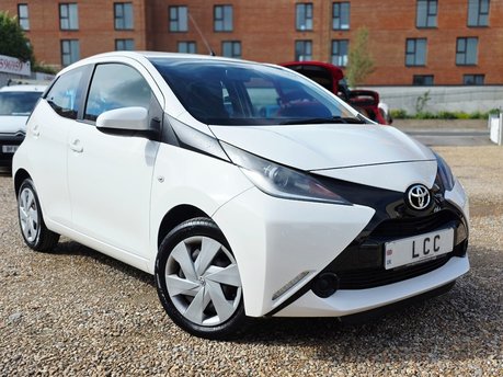 Toyota Aygo VVT-I X-PLAY.. 9 MAIN DEALER SERVICES.. STUNNING EXAMPLE