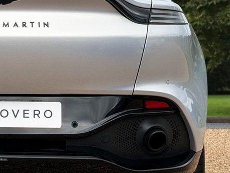 Aston Martin DBX V8 18