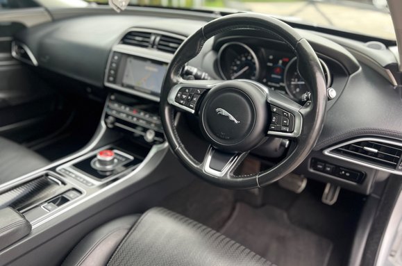Jaguar XE 2.0 D PORTFOLIO AUTO 19