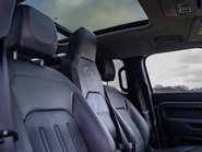 Land Rover Defender D300 SE Obsidian 10