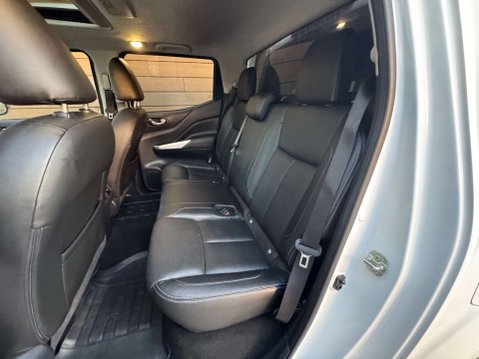 Nissan Navara 2.3 Navara Tekna dCi Auto 4WD 5dr 33