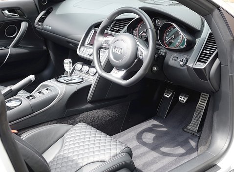 Audi R8 V10 Spyder 12