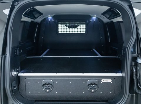 Land Rover Defender 110 D300 HSE Hard Top URBAN 36