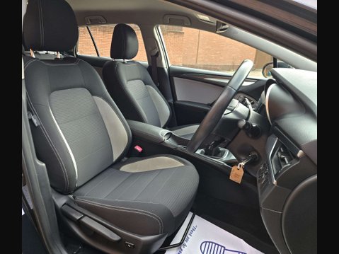 Toyota Avensis 1.6 Avensis Business Edition D-4D 5dr 27