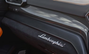 Lamborghini Urus Pearl Capsule 23