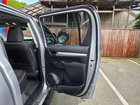 Toyota Hilux INVINCIBLE 4WD D-4D DCB AUTO 22