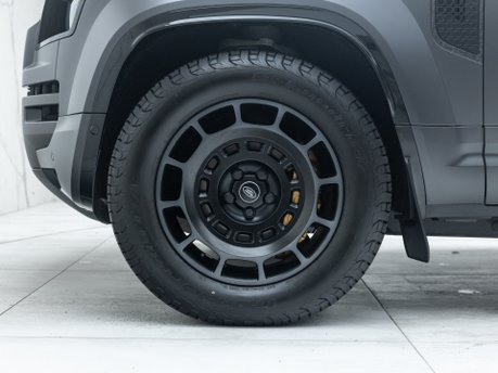 Land Rover Defender OCTA EDITION ONE