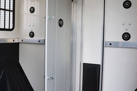 Renault Master BRAND NEW 3.5 TON STALLION BUILD EXTREME HEAVY DUTY HORSEBOX FROM SEEKER  40