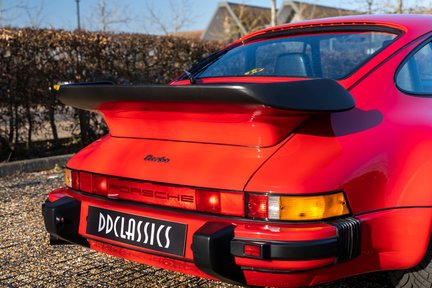 Porsche 911 930 TURBO 18