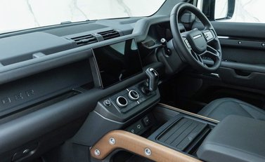 Land Rover Defender 110 D300 X 14
