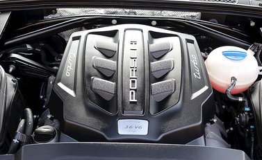 Porsche Macan Turbo 6