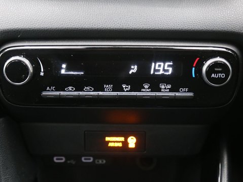 Toyota Yaris 1.5 VVT-h Design E-CVT Euro 6 (s/s) 5dr 17