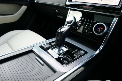 Jaguar XE 2.0 XE R-Dynamic SE D MHEV Auto 4dr 30