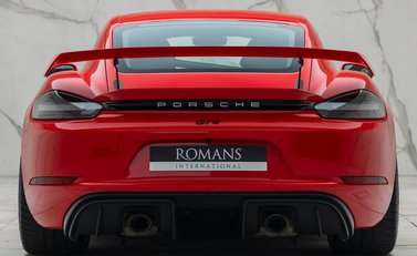 Porsche Cayman GT4 (718) 8