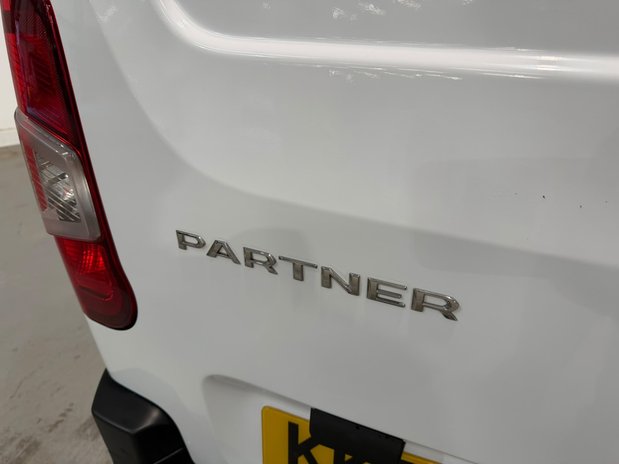 Peugeot Partner PARTNER LONG DIESEL 850 1.5 Blue HDi 100 Professional Prem + Crew Van 11
