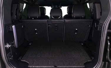 Land Rover Defender 110 V8 Bond Edition 32