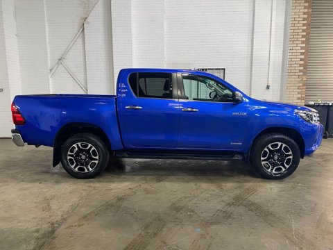 Toyota Hilux INVINCIBLE 4WD D-4D DCB 2