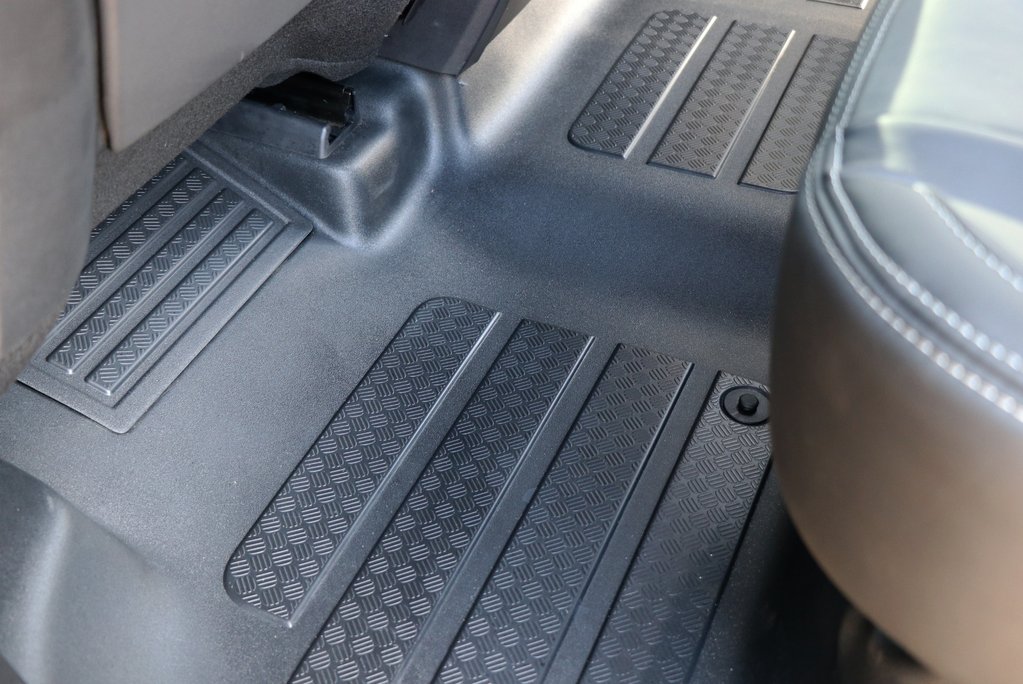 Defender 110 Commercial 5