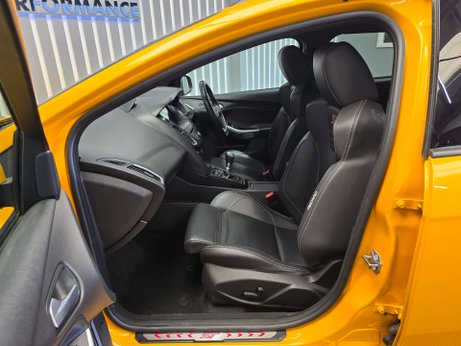 Ford Focus 2.0T EcoBoost ST-3 Estate 5dr Petrol Manual Euro 6 (s/s) (250 ps) 17