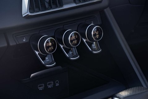 Audi R8 5.2 R8 Spyder Quattro V10 Semi-Auto 4WD 2dr 16