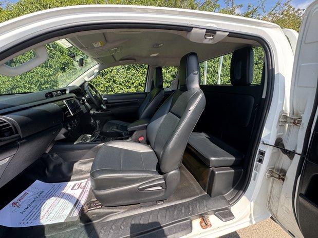 Toyota Hilux Active | 2.4 LT | Extended Cab | Tow Bar | Air Con | EURO 6 13