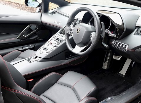 Lamborghini Aventador LP 700-4 Roadster 17