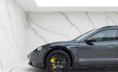 Porsche Taycan Turbo S Cross Turismo 29