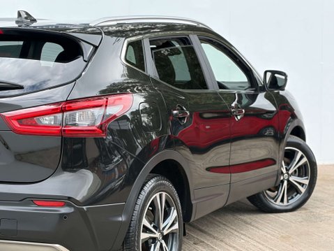 Nissan Qashqai 1.3 Qashqai N-Connecta DiG-T 5dr 27