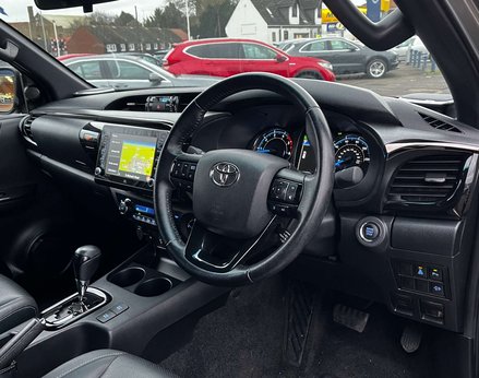 Toyota Hilux 2.8 HI-Luxury Invincible X D-4D 4WD Double Cab Auto 4WD 5dr 17