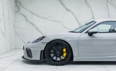 Porsche Cayman GT4 718 29