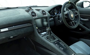 Porsche Cayman GT4 RS (718) 15