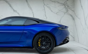 Aston Martin DB12 V8 32