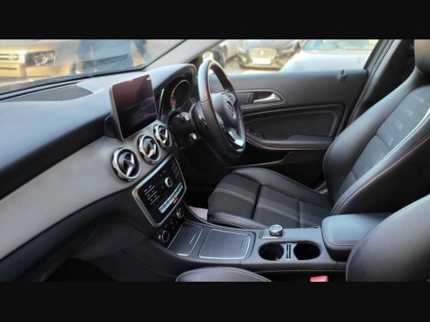 Mercedes-Benz GLA GLA 180 URBAN EDITION 29
