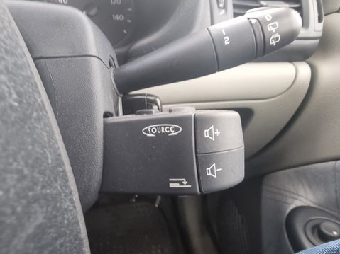 Renault Clio EXPRESSION 16V 42