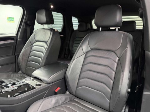 Volkswagen Touareg 3.0 TDI V6 R-Line SUV 5dr Diesel Tiptronic 4Motion Euro 6 (s/s) (286 ps) 6