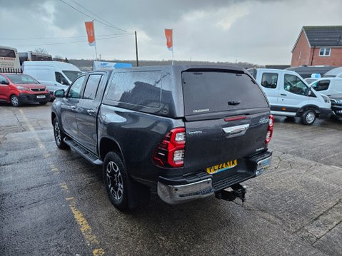 Toyota Hilux INVINCIBLE 4WD D-4D DCB 4