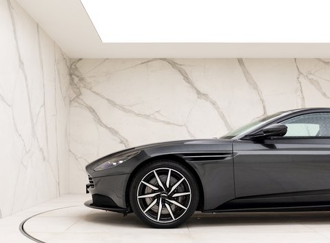Aston Martin DB11 V8 21