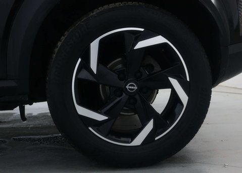 Nissan Juke 1.0 Juke N-Connecta DiG-T Semi-Auto 5dr 17