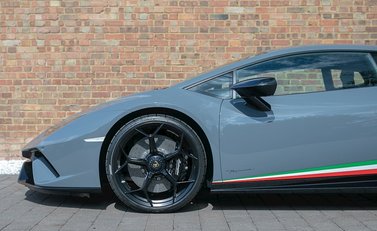 Lamborghini Huracan LP640-4 Performante 27