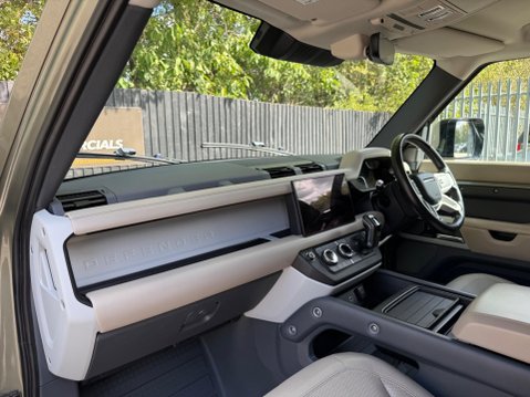 Land Rover Defender HSE MHEV 19