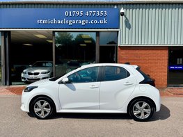 Toyota Yaris ICON HEV CVT 11
