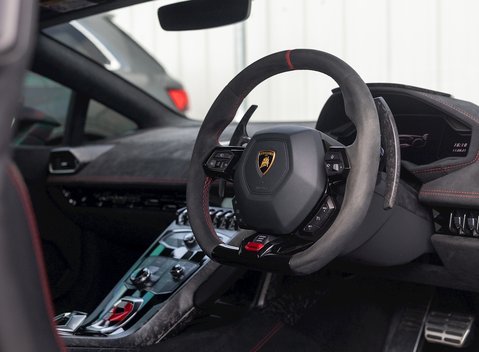 Lamborghini Huracan LP640-4 Performante 11