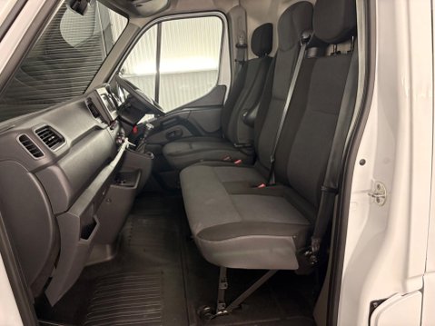 Nissan NV400 2.3 dCi 35 Tekna FWD L3 H2 Euro 6 5dr 4