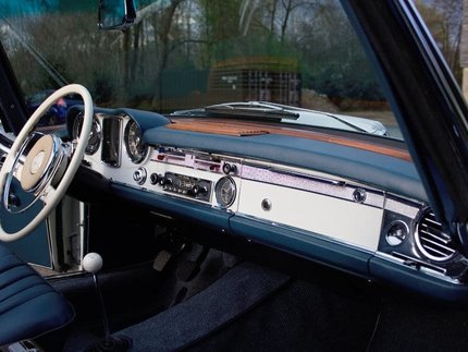 Mercedes-Benz W113 230SL 4