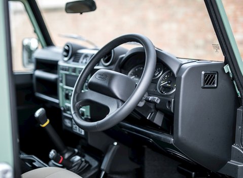 Land Rover Defender 110 Heritage 11