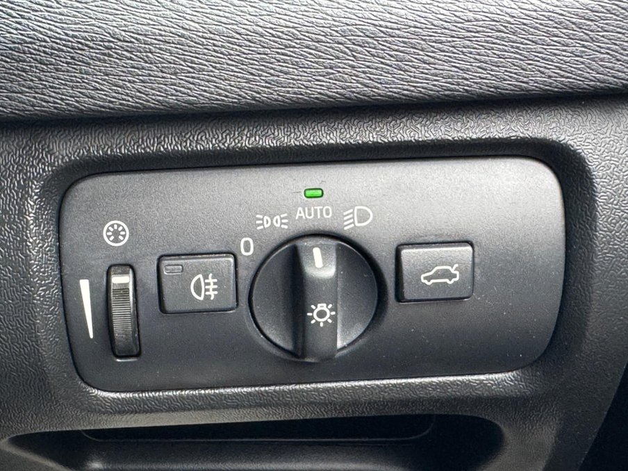 2015 Volvo V40 — image 32